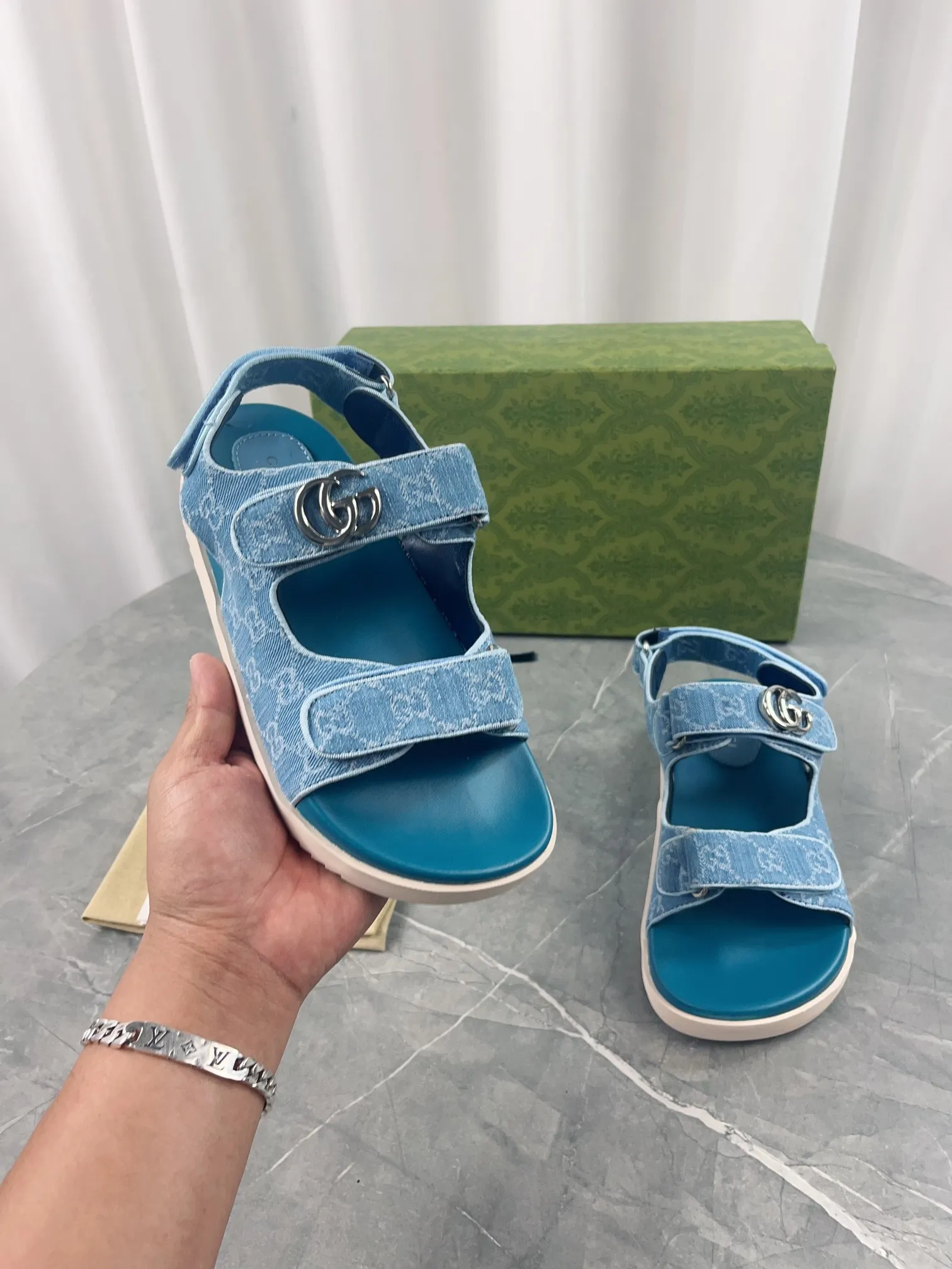 👟👟Ex-factory price 520👟👟 2024 Gucci presbyopic fabric sandals, Gucci special presbyopic canvas fabric with double G metal buckle, fabric: double G presbyopic/imported cowhide, lining: cow lining, outsole: rubber outsole, size: 35-42